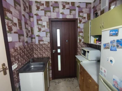 Продаж квартири в гуртожитку зі своєю кухнею та санвузлом.