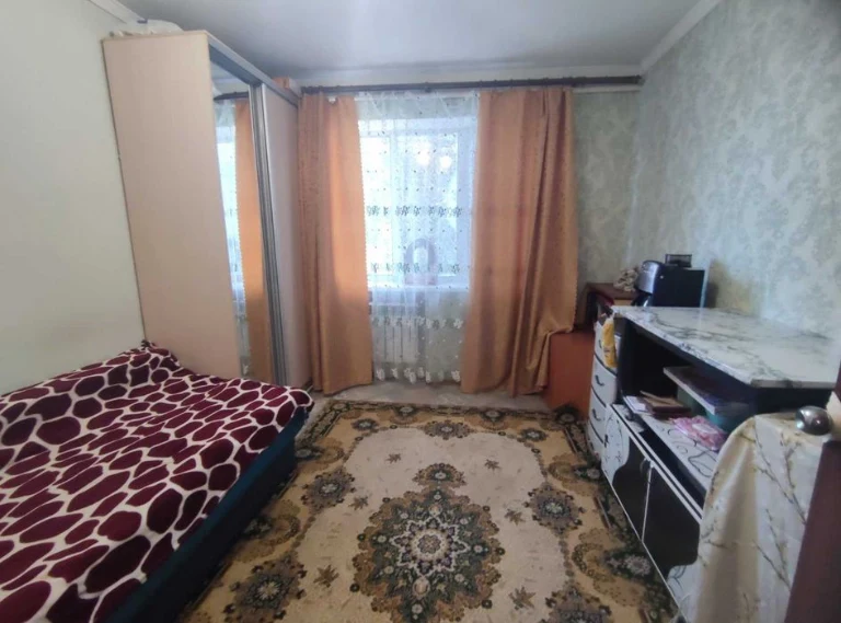 Продаж квартири в гуртожитку зі своєю кухнею та санвузлом.