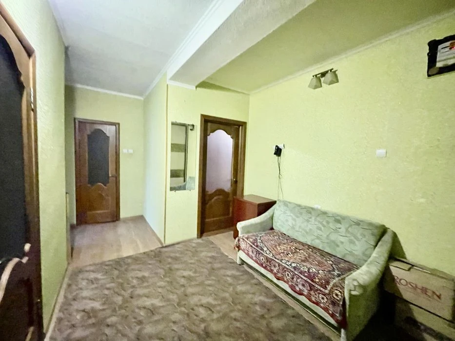 Продам хорошу 2к квартиру в Центрі. Сталінка. Закритий двір