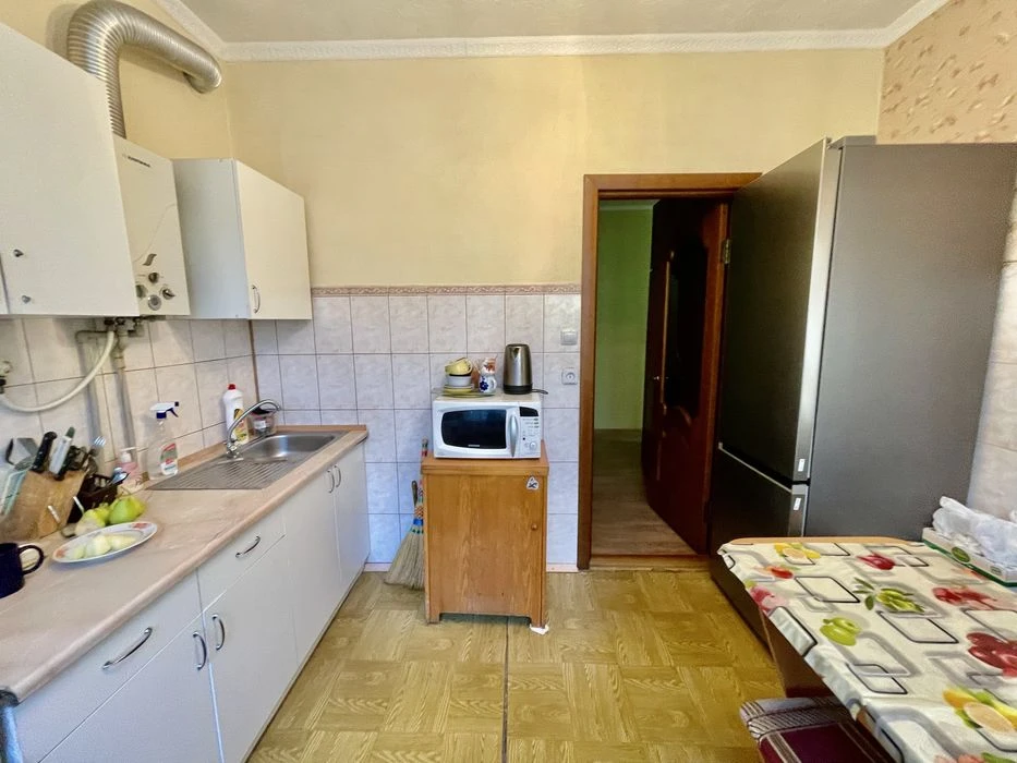 Продам хорошу 2к квартиру в Центрі. Сталінка. Закритий двір