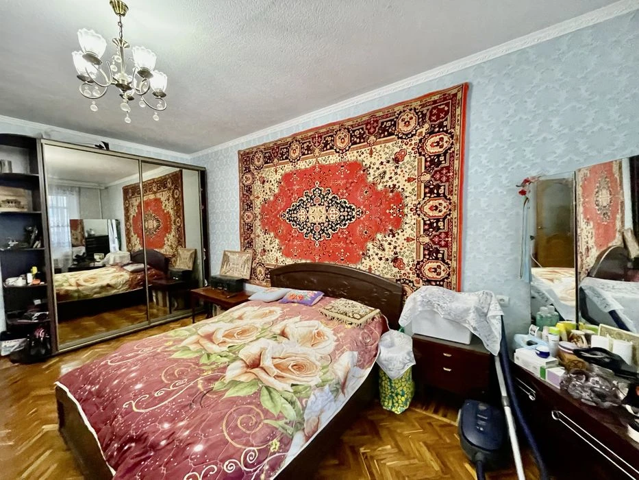 Продам хорошу 2к квартиру в Центрі. Сталінка. Закритий двір