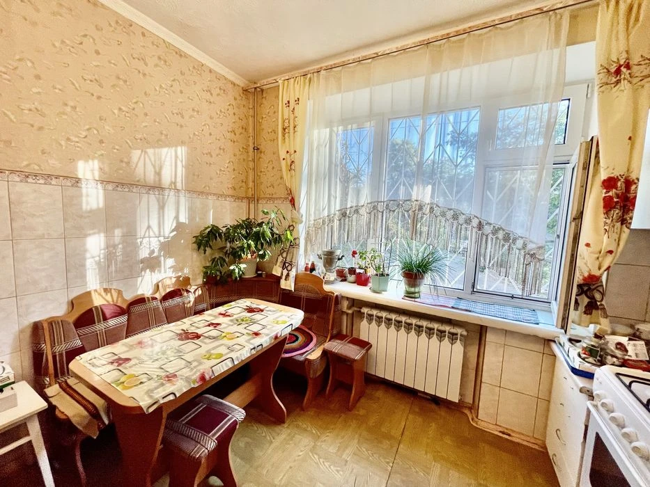 Продам хорошу 2к квартиру в Центрі. Сталінка. Закритий двір