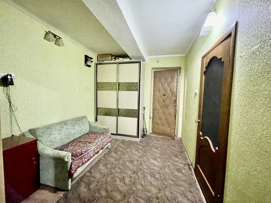 Продам хорошу 2к квартиру в Центрі. Сталінка. Закритий двір