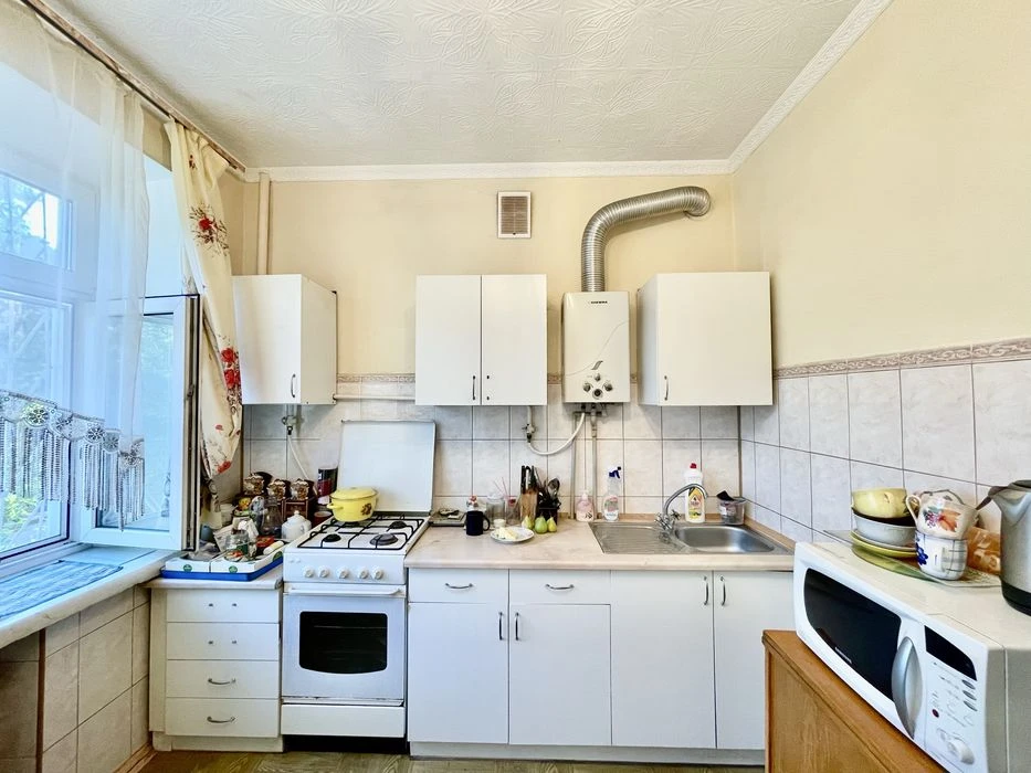 Продам хорошу 2к квартиру в Центрі. Сталінка. Закритий двір