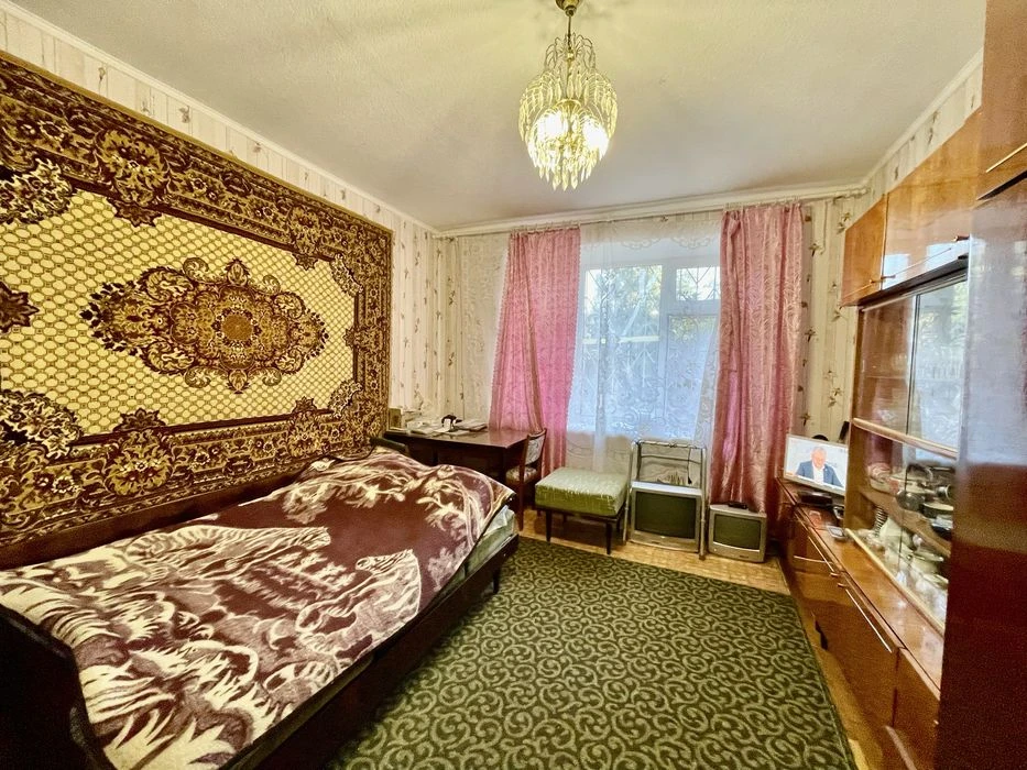 Продам хорошу 2к квартиру в Центрі. Сталінка. Закритий двір