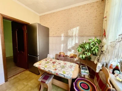 Продам хорошу 2к квартиру в Центрі. Сталінка. Закритий двір