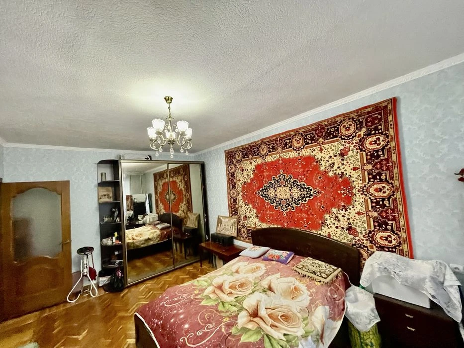 Продам хорошу 2к квартиру в Центрі. Сталінка. Закритий двір
