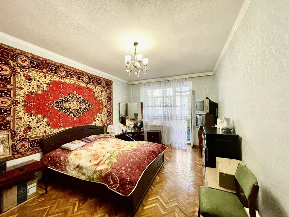 Продам хорошу 2к квартиру в Центрі. Сталінка. Закритий двір