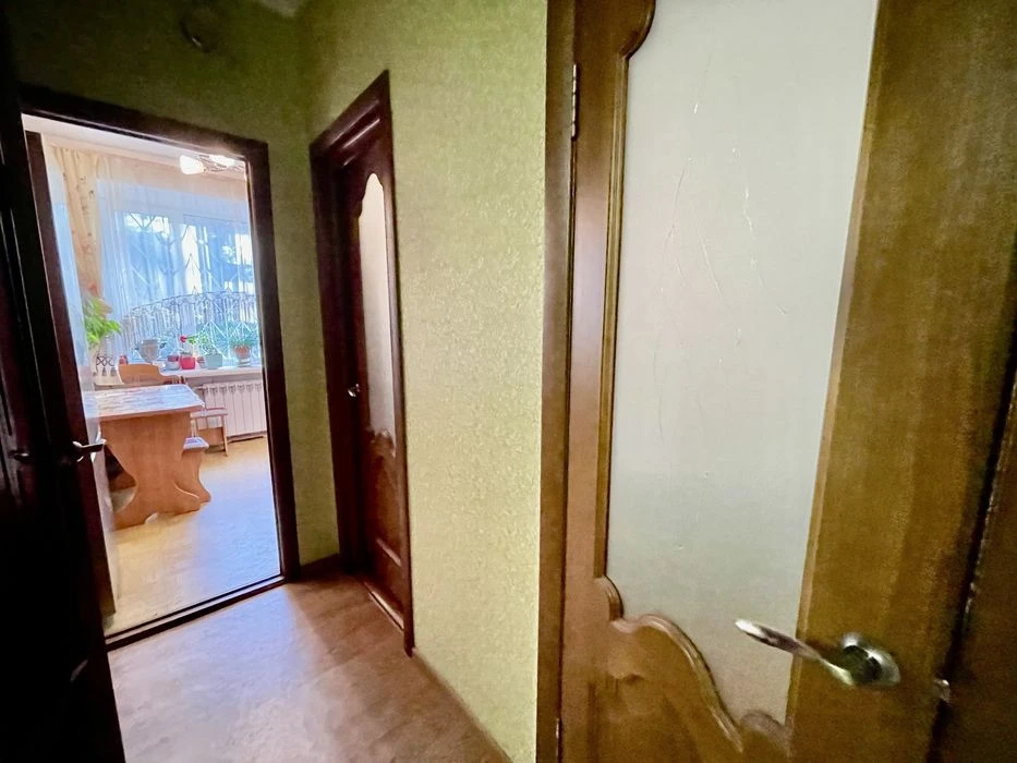 Продам хорошу 2к квартиру в Центрі. Сталінка. Закритий двір
