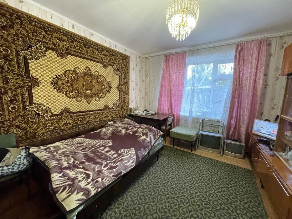 Продам хорошу 2к квартиру в Центрі. Сталінка. Закритий двір