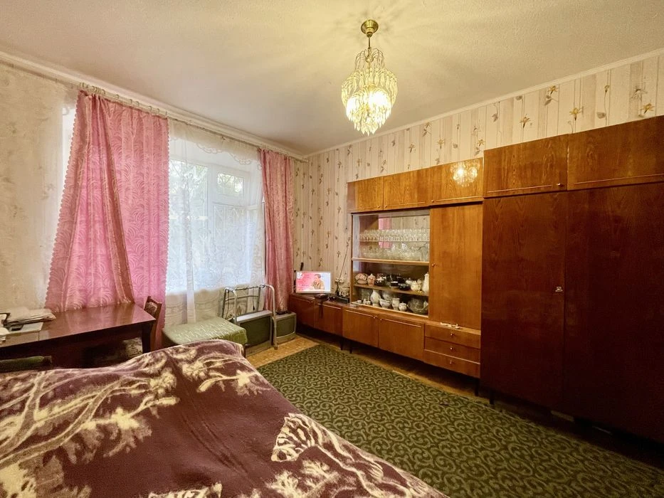 Продам хорошу 2к квартиру в Центрі. Сталінка. Закритий двір