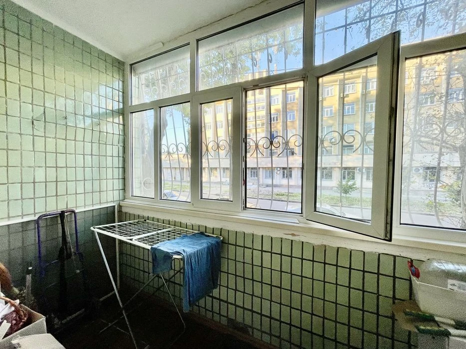 Продам хорошу 2к квартиру в Центрі. Сталінка. Закритий двір