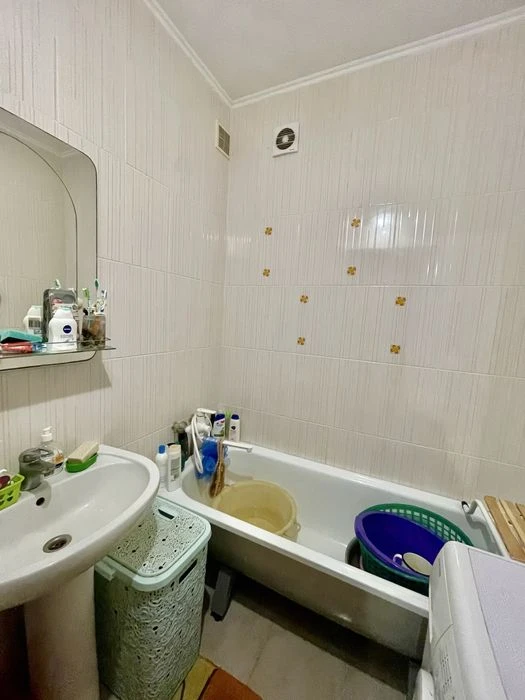Продам хорошу 2к квартиру в Центрі. Сталінка. Закритий двір