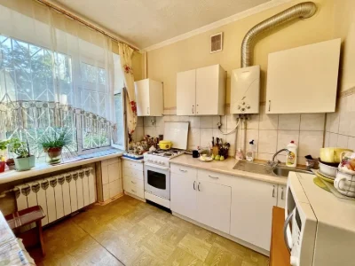 Продам хорошу 2к квартиру в Центрі. Сталінка. Закритий двір