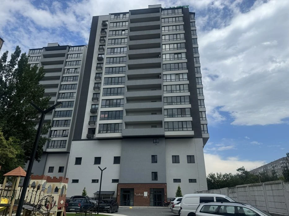 Продаж трикімнатної квартири в новому ЖК на проспекті Центра