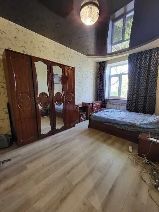 Продам двокімнатну квартиру в районі Морпорту.