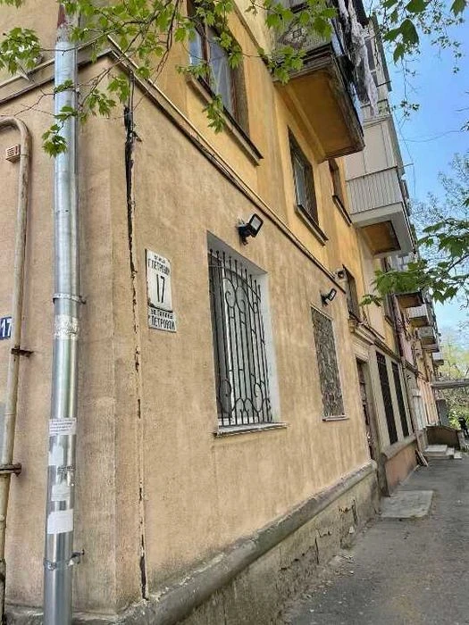 Продаж 1/3 двокімнатної квартири