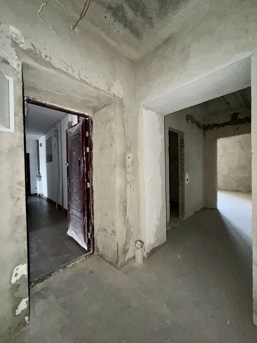 Продаю 3-кімнатну квартиру, Водопровідна 34, на розі пр-ту Ц