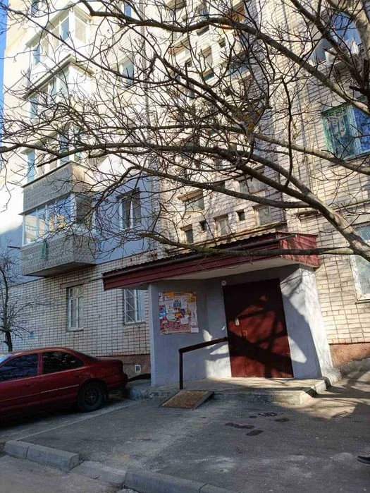 Продам крупногабаритную однокомнатную квартиру в Корабельном