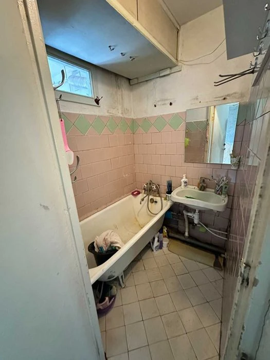 Продам трьохкімнатну квартиру в центрі.
