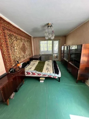 Продам трьохкімнатну квартиру в центрі.