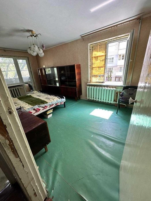 Продам трьохкімнатну квартиру в центрі.