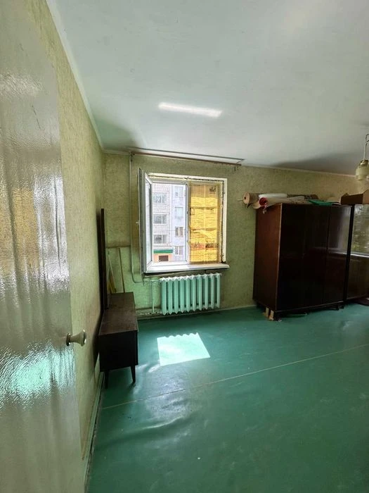 Продам трьохкімнатну квартиру в центрі.