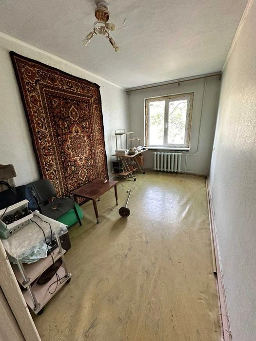 Продам трьохкімнатну квартиру в центрі.