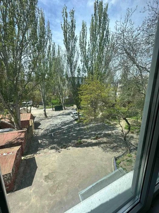 Продам трьохкімнатну квартиру в центрі.