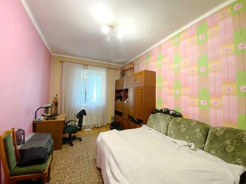 Продаю простору 3-кімнатну квартиру по вулиці Спаській.ц6