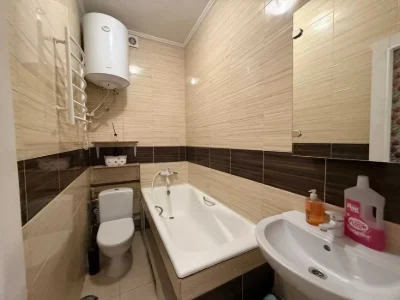 Продається 2 кк на  землі. Центр. Закритий двір. Автономне о