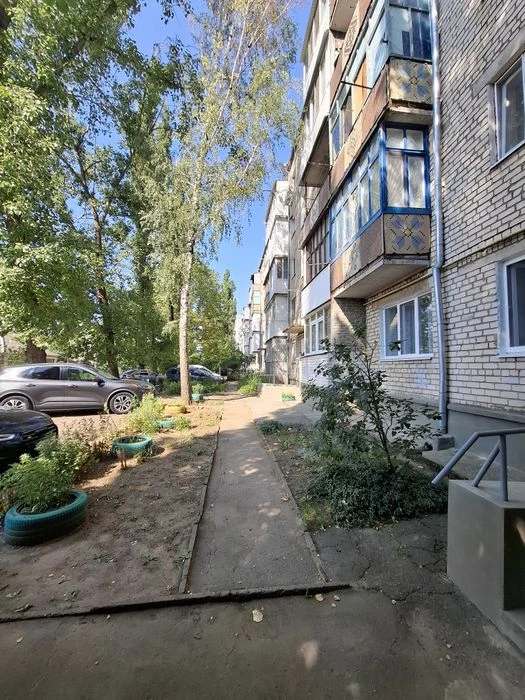 Продаж 2 кім квартири. Космонавтів