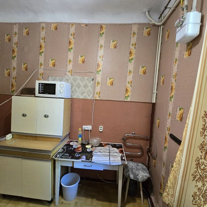 Продаж 2 кімнатна  сталінка Центр сертифікат так