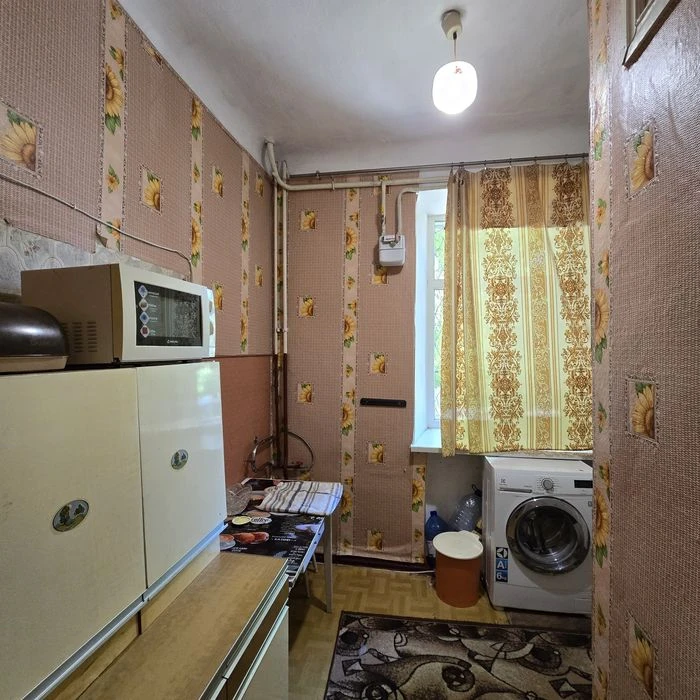 Продаж 2 кімнатна  сталінка Центр сертифікат так