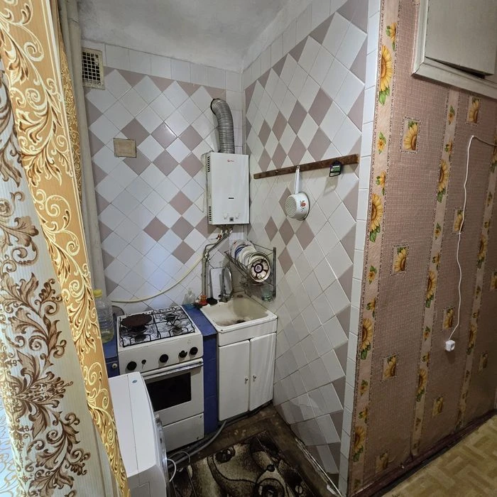 Продаж 2 кімнатна  сталінка Центр сертифікат так