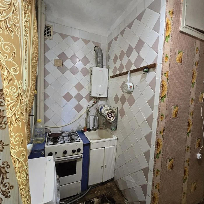 Продаж 2 кімнатна  сталінка Центр сертифікат так