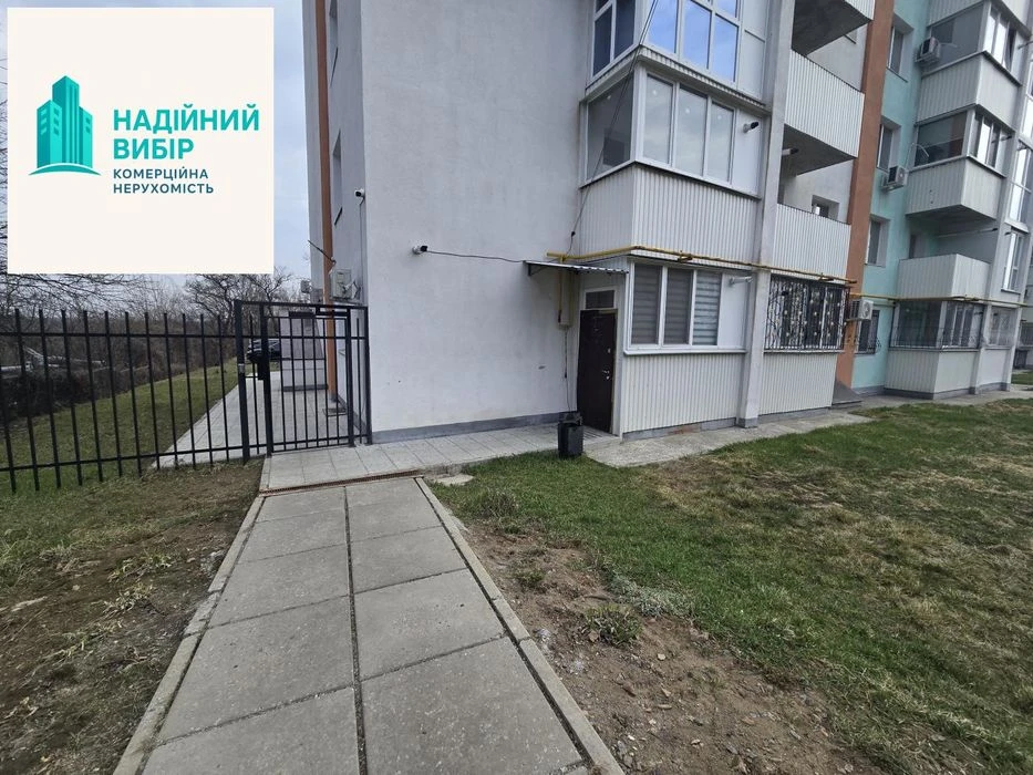 Продаж квартири на 1- му поверсі з окремим входом!