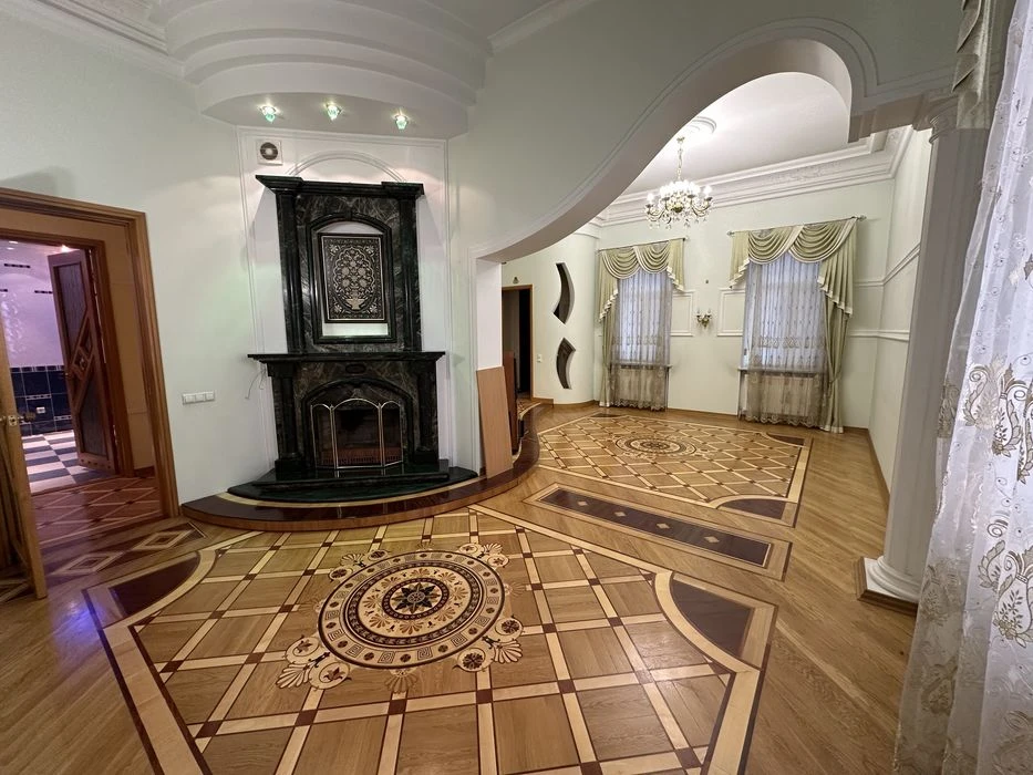 Продаю квартиру на земле в центре фасадный вход