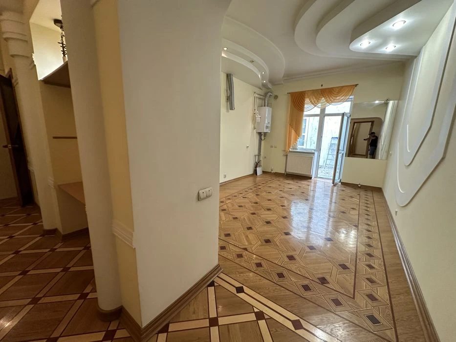 Продаю квартиру на земле в центре фасадный вход