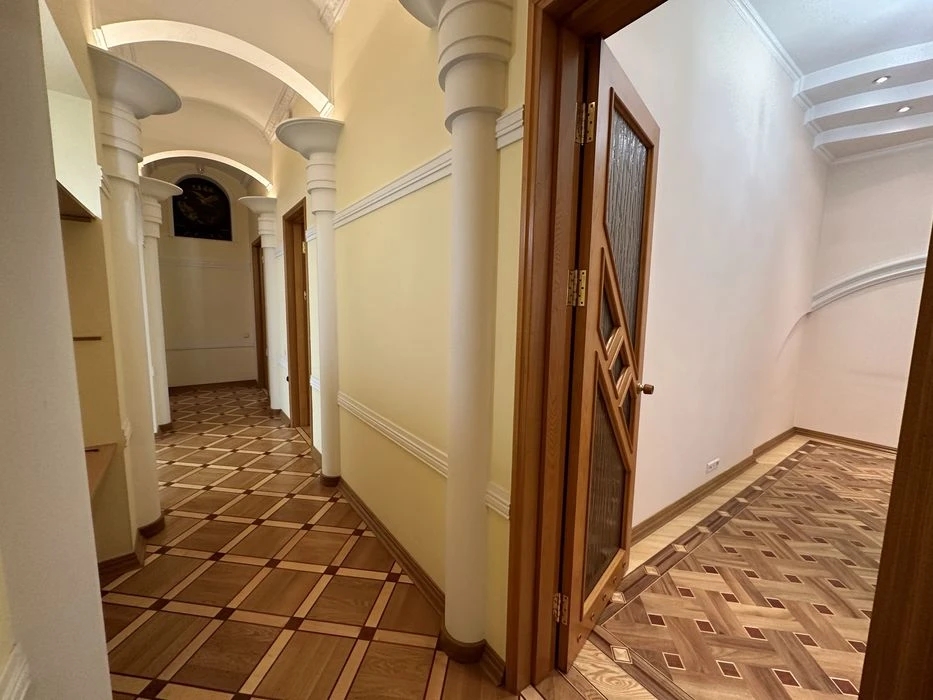 Продаю квартиру на земле в центре фасадный вход