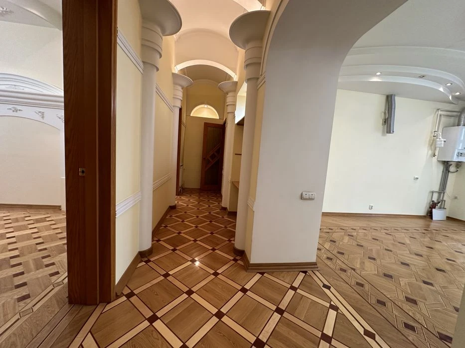 Продаю квартиру на земле в центре фасадный вход
