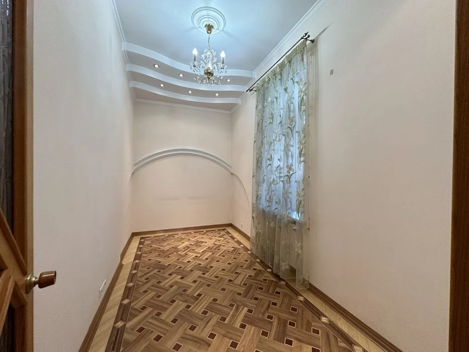 Продаю квартиру на земле в центре фасадный вход