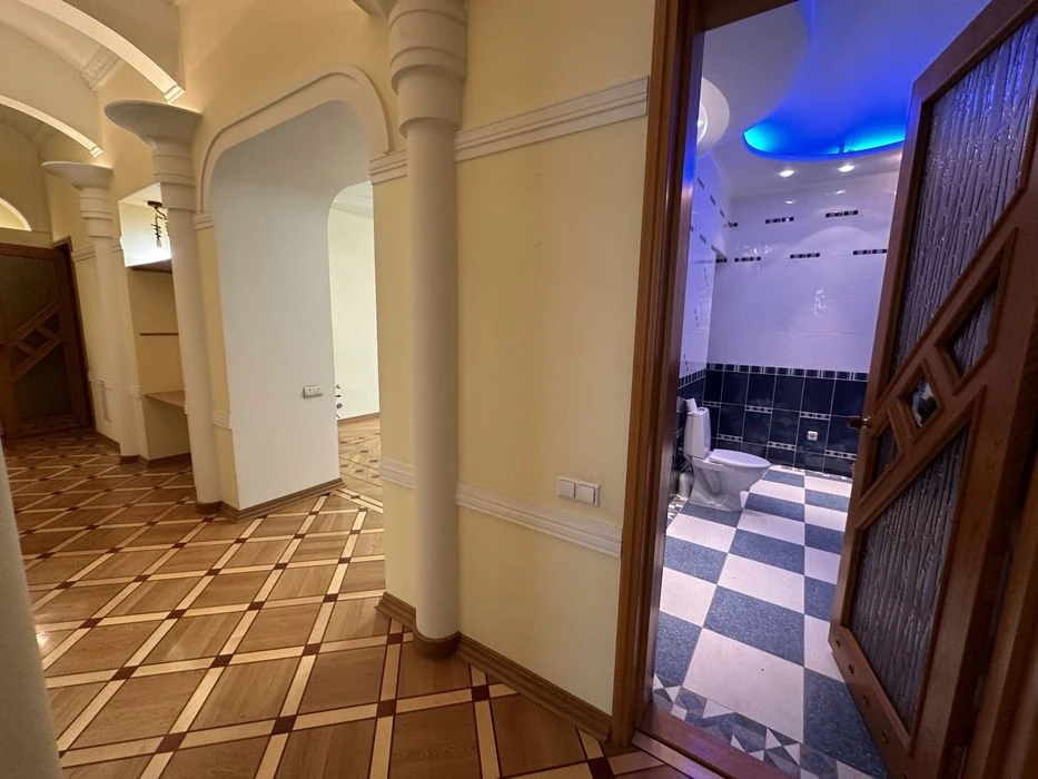 Продаю квартиру на земле в центре фасадный вход