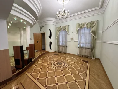 Продаю квартиру на земле в центре фасадный вход