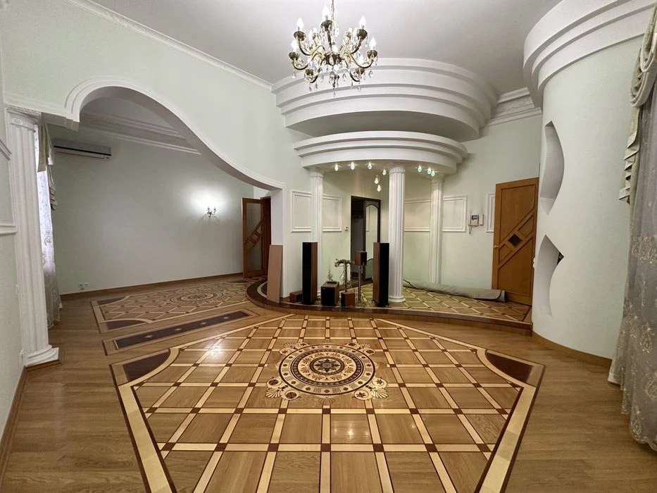 Продаю квартиру на земле в центре фасадный вход