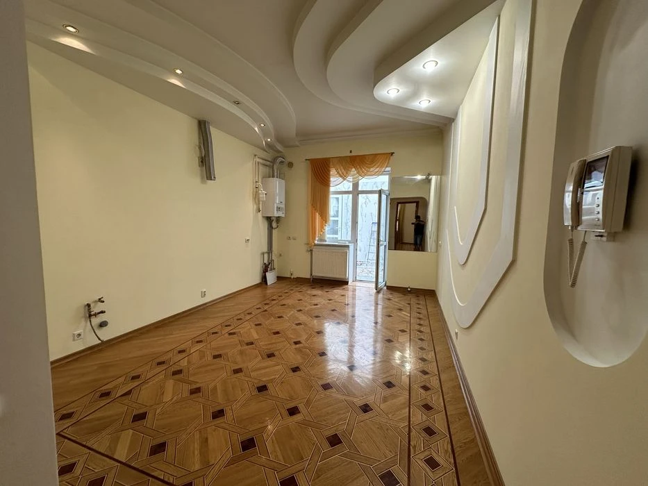 Продаю квартиру на земле в центре фасадный вход
