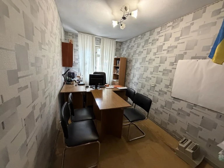 Продається 3-кімнатна квартира біля парку Юність
