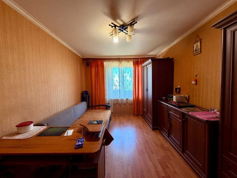 Продаж трикімнатної квартири на площі Перемоги