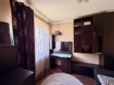 Продаж трикімнатної квартири на площі Перемоги