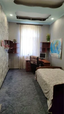 Без комісії для покупця трикімнатна квартира в центрі біля д